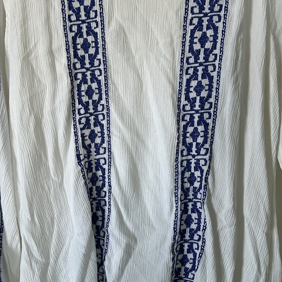 OLD NAVY White and Blue Embroidered Pattern Women's Blouse Size L - Picture 5 of 7